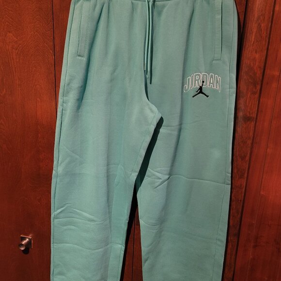 NIKE SHOES & SWEATPANT- NO ORIGINAL BOX - BRAND NEW AND NEVER USED main image 4
